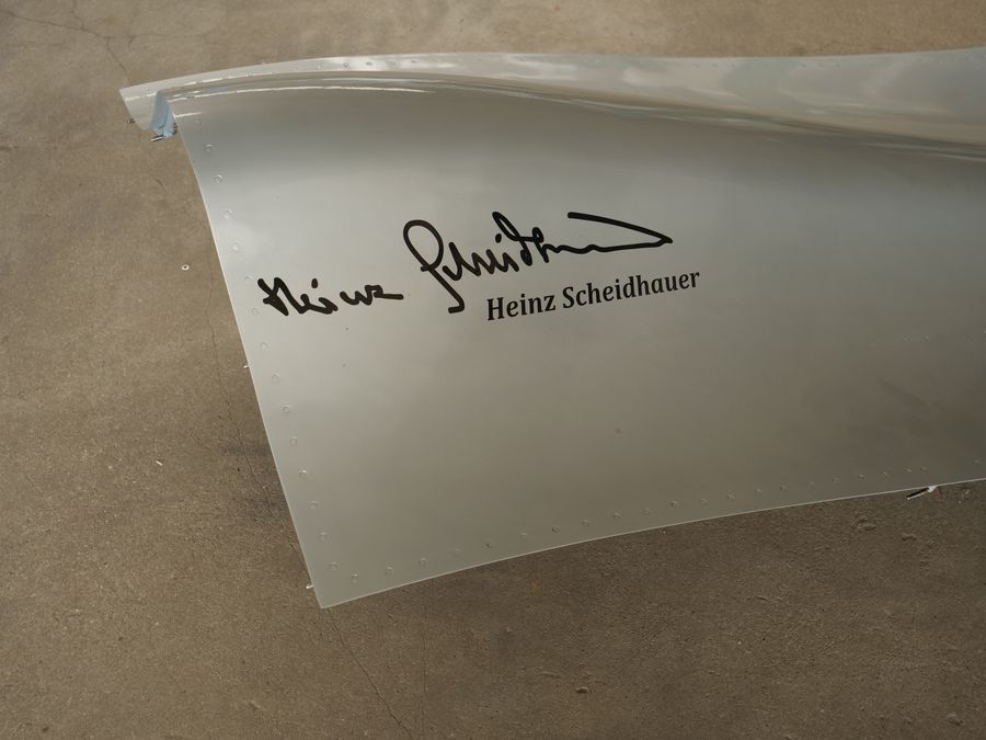 Die Unterschrift auf der Abdeckung