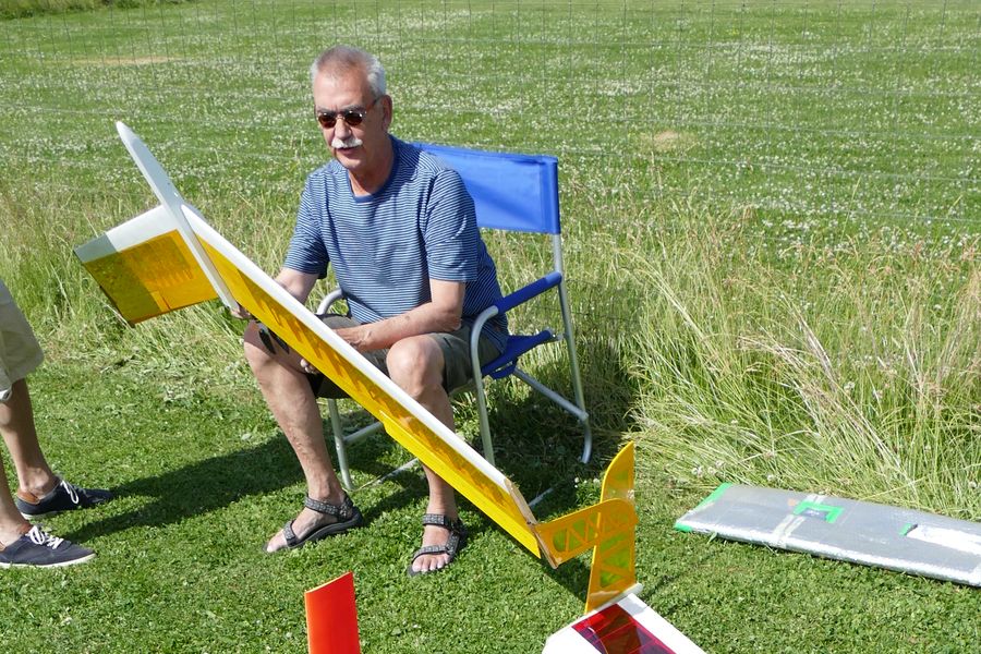 Jürgen überprüft seinen Flieger
