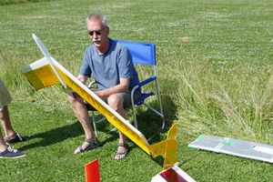 Jürgen überprüft seinen Flieger